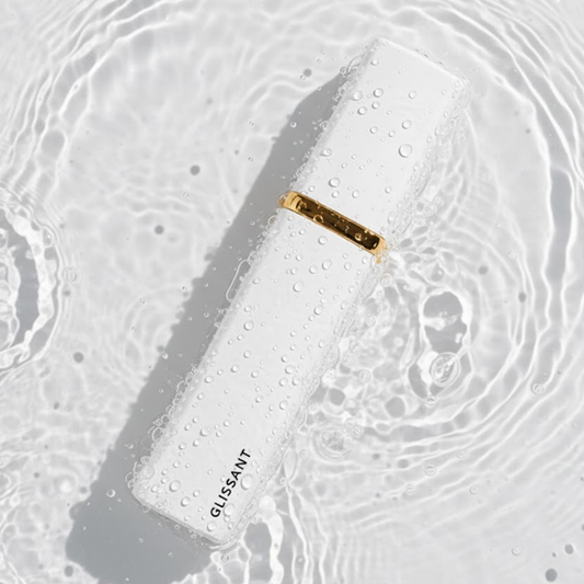 Product Hydratant D'Amour with a gold accent on water, featuring the brand 'Gussant'.